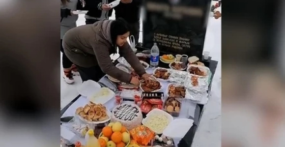 Švedski sto na grobu?! (FOTO)