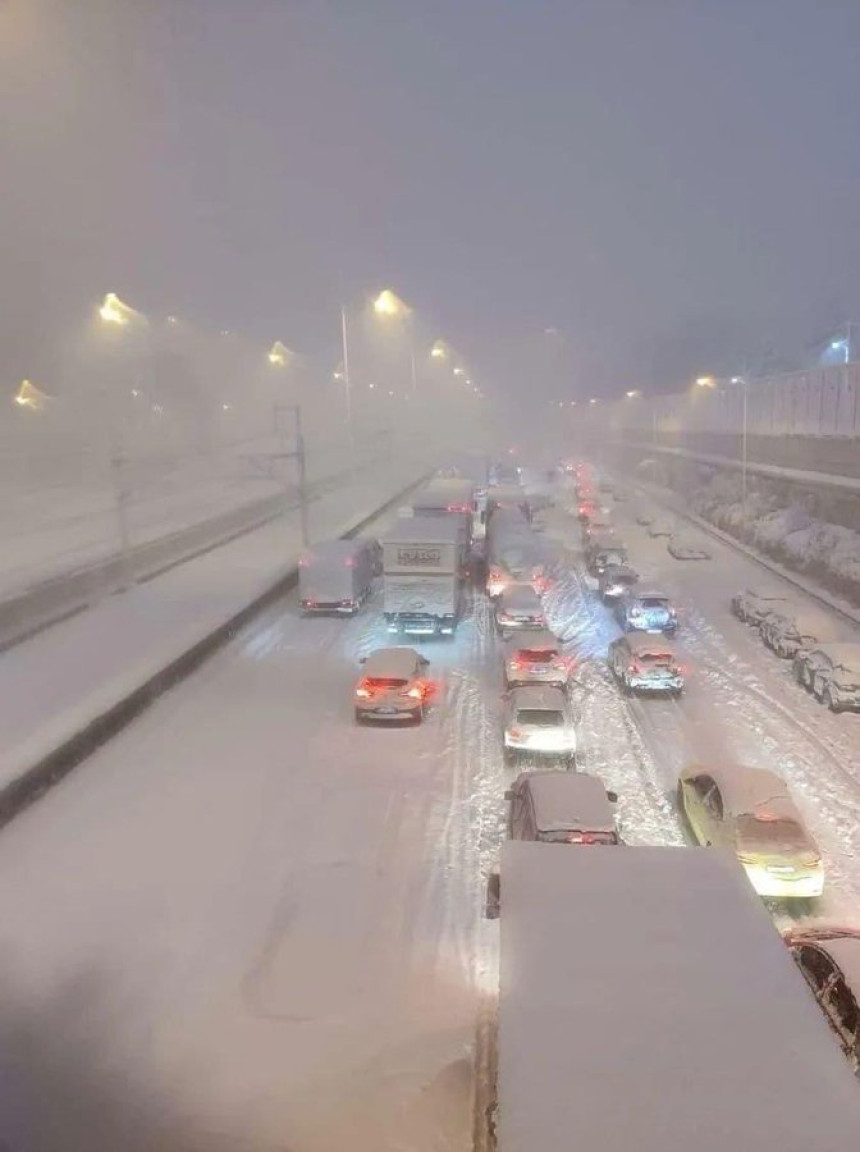 Atina paralisana zbog snijega, na ulicama i vojska