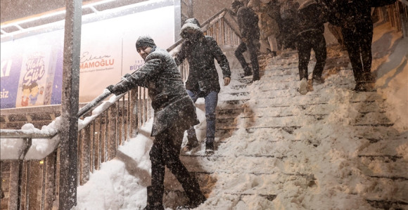 Snijeg paralisao Istanbul, visina snijega i do 85 cm
