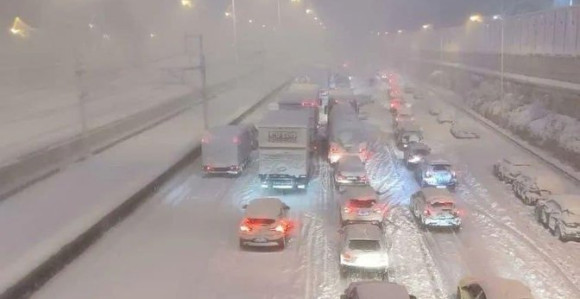 Atina paralisana zbog snijega, na ulicama i vojska