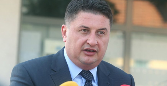 СНСД као враћа надлежности, а СДА им као не да