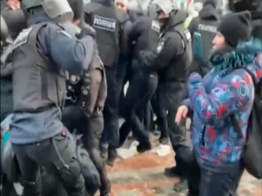Više desetina povrijeđeno na protestu u Kijevu
