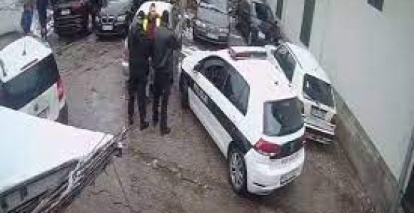 Policajac istukao radnika na parkingu (VIDEO)
