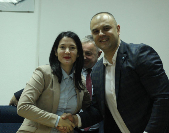 Наш ослонац је народ, а они рачунају на новац