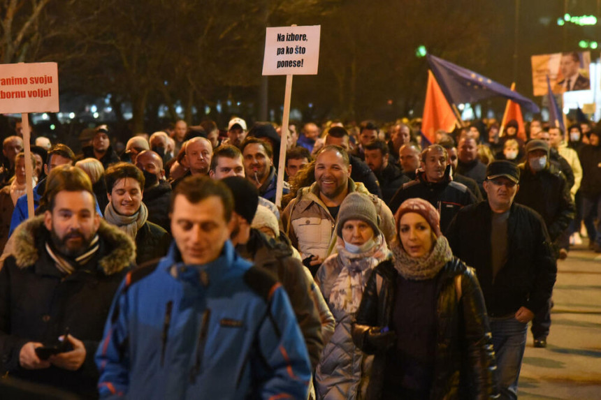 Протест у Подгорици против смјене Владе Црне Горе