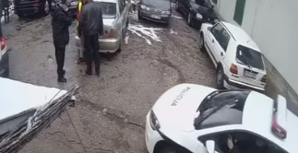 Traži se suspenzija za policajca koji je tukao mladića