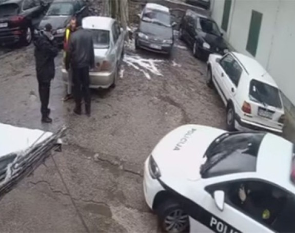 Traži se suspenzija za policajca koji je tukao mladića