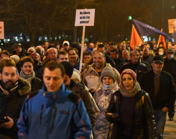 Протест у Подгорици против смјене Владе Црне Горе