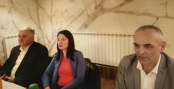 Apsurdno je, prave vojsku, pa zovu Bakira i Čovića