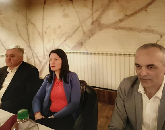 Apsurdno je, prave vojsku, pa zovu Bakira i Čovića