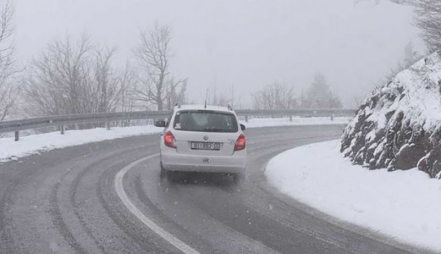 Snijeg otežava saobraćaj na istoku BiH