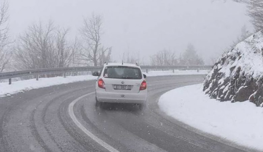 Снијег отежава саобраћај на истоку БиХ