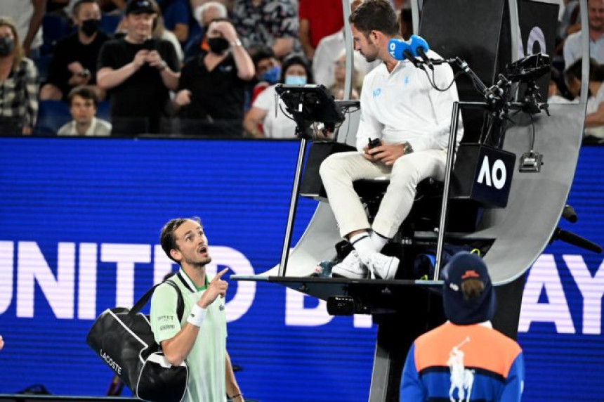 Medvedev kažnjen pred veliko finale, vrijeđao sudiju