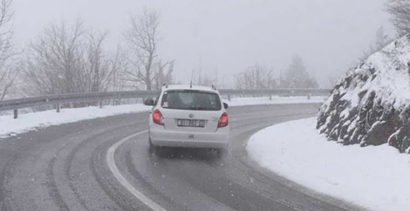 Snijeg otežava saobraćaj na istoku BiH