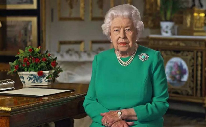 Kraljica Elizabeta II zabranila trouglaste sendviče!?