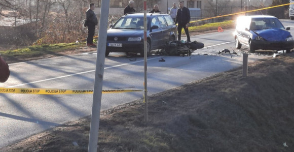 Sudar tri vozila, motociklista prevezen u bolnicu