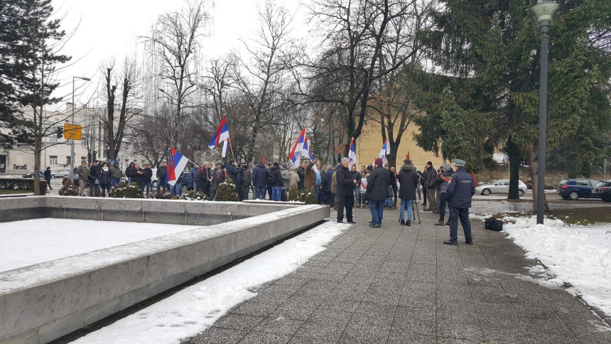 Nezadovoljni borci izviždali pojedince ispred NSRS