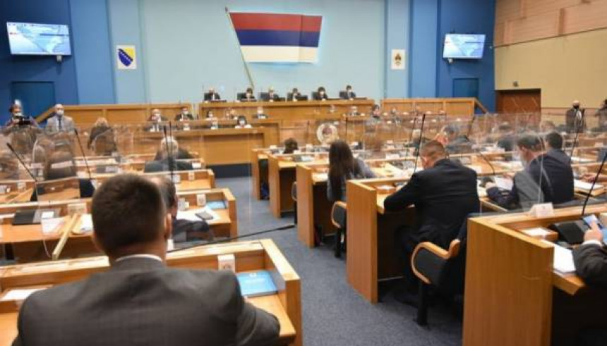 Инцков закон остаје, Срби се враћају у државне институције