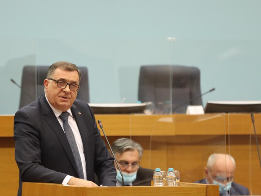 Dodik pokazuje srednji prst, a Željka aplaudira