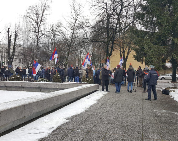 Незадовољни борци извиждали појединце испред НСРС