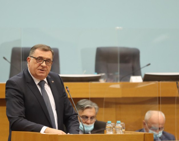 Dodik pokazuje srednji prst, a Željka aplaudira