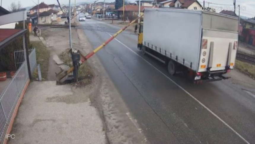 Banjaluka: Otkinuo rampu na pružnom prelazu "Zalužani"