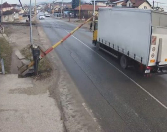Banjaluka: Otkinuo rampu na pružnom prelazu "Zalužani"