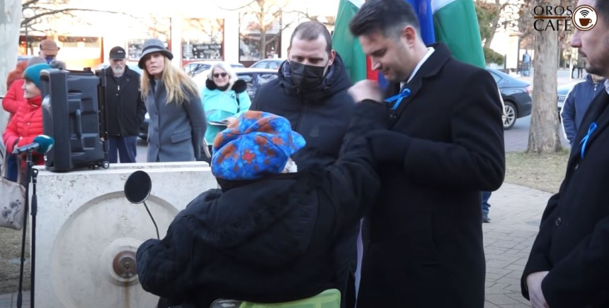 Prekinula miting: Žena udarila političara (VIDEO)