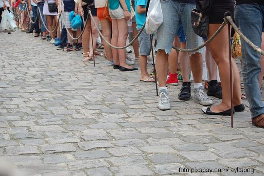 Zarađuje i do 200 evra dnevno tako što stoji u redovima umesto drugih!