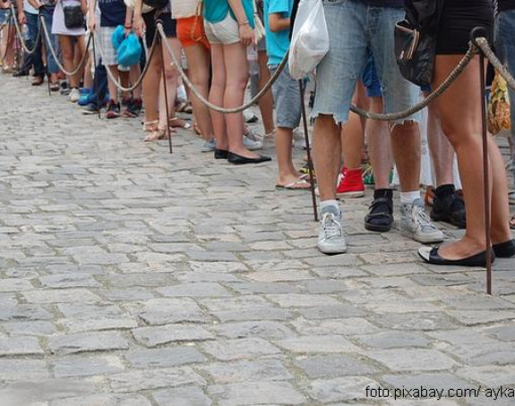 Zarađuje i do 200 evra dnevno tako što stoji u redovima umesto drugih!