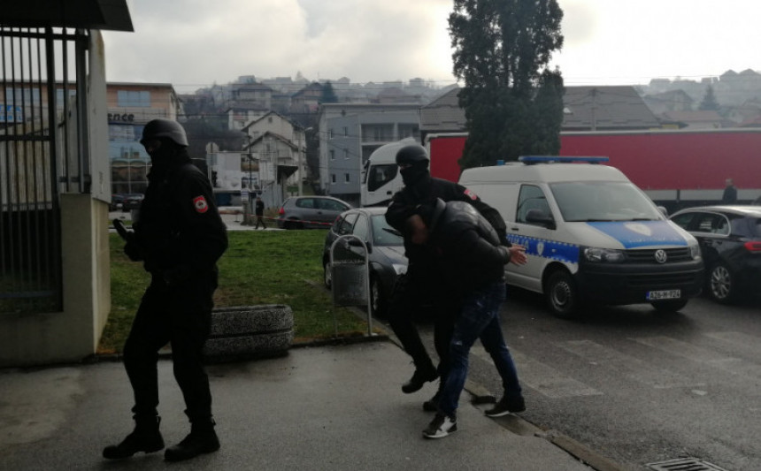 Uhapšenom Nikoliću bačena bomba na vozila i kuću