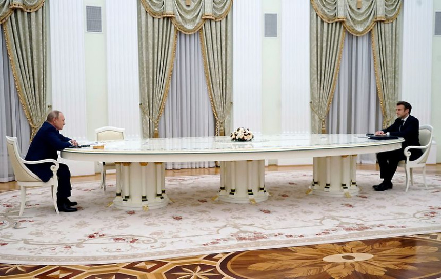 Каква се мистерија крије иза Путиновог масивног стола