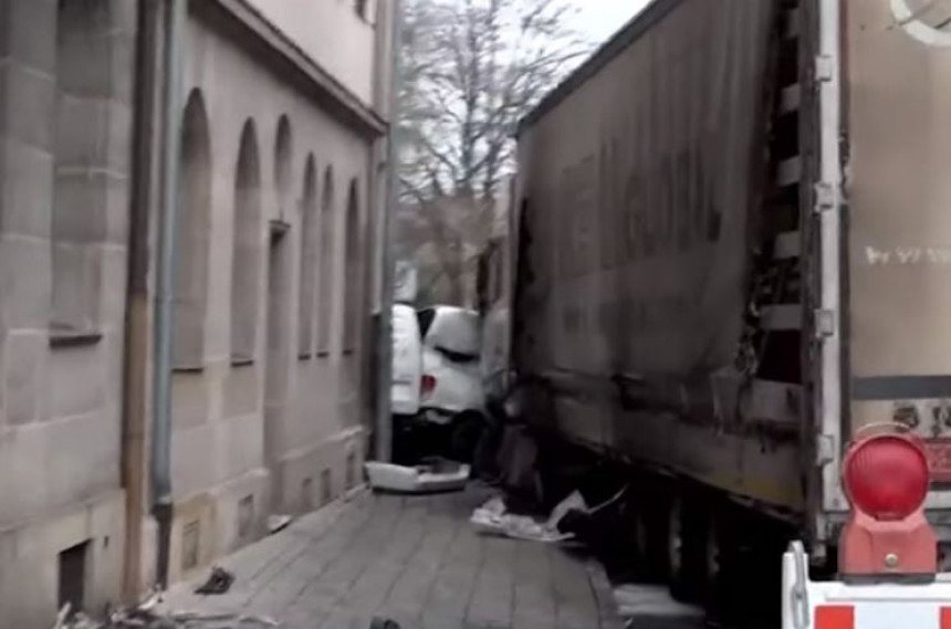 Njemačka: Pijani vozač uništio 33 automobila