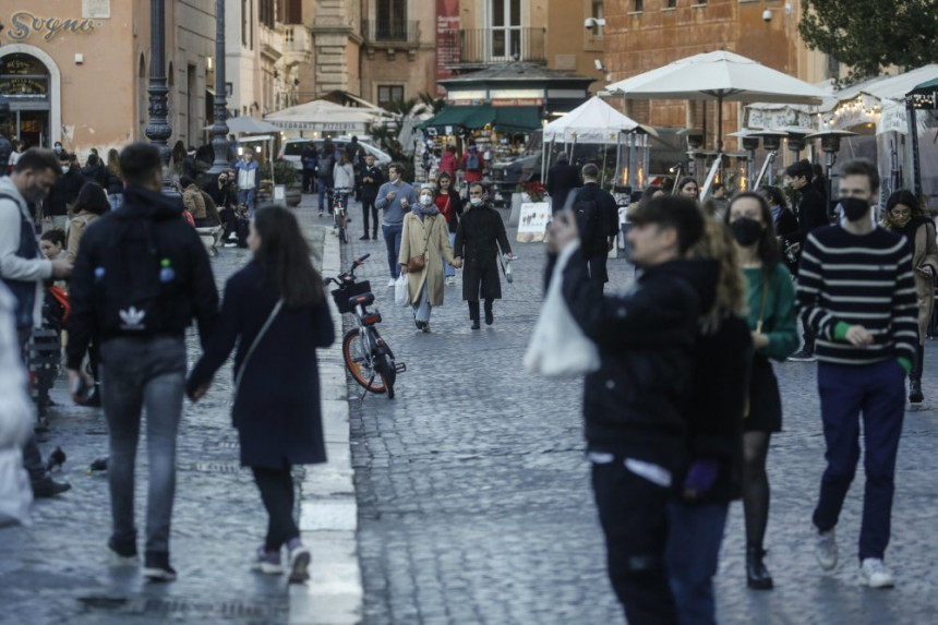 Italija ukinula nošenje maski na otvorenom