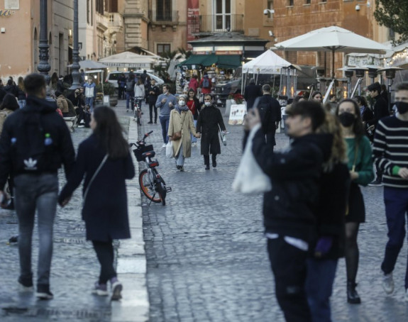Italija ukinula nošenje maski na otvorenom