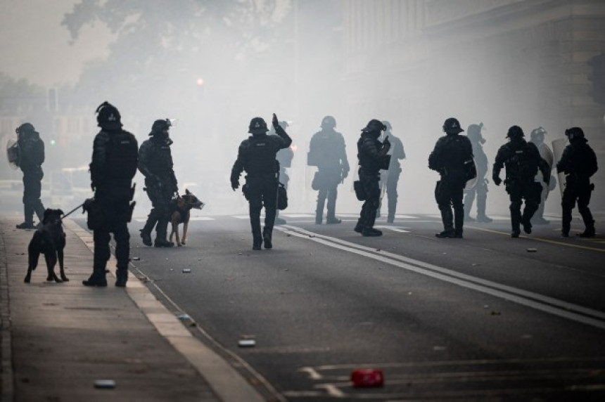 Pariz: Oklopnim vozilima na hiljade demonstranata