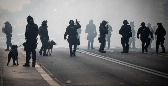 Pariz: Oklopnim vozilima na hiljade demonstranata