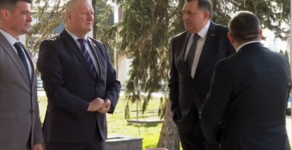 Додик дијели паре из буџета и даје статус града Лакташима