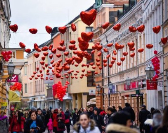 Црвени балони украсили центар Бањалуке
