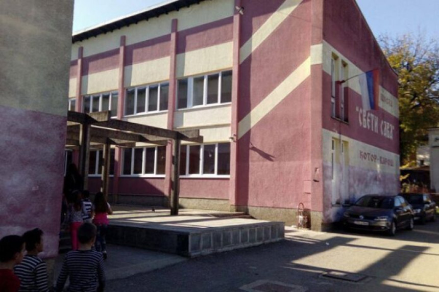 Šokantno u Kotor Varošu: Učenica OŠ šmrče kokain