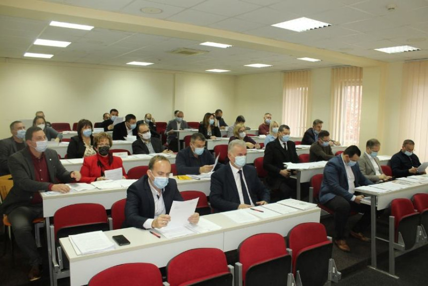 Dok građani teško žive, odbornici sebi povećali plate