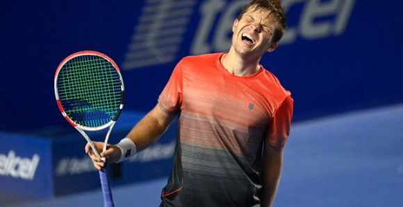 Kozlov se "ukočio" na terenu i pao na zemlju (VIDEO)