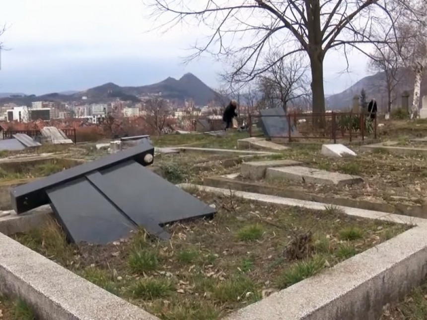Kos. Mitrovica: Uništeni srpski spomenici