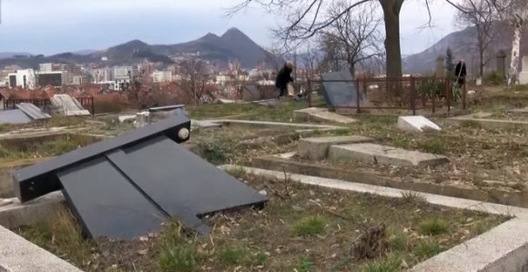 Kos. Mitrovica: Uništeni srpski spomenici