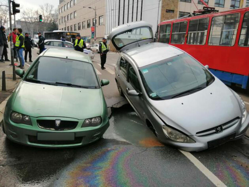 Два аутомобила у Београду пропала кроз асфалт