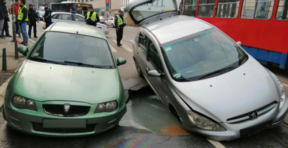 Dva automobila u Beogradu propala kroz asfalt