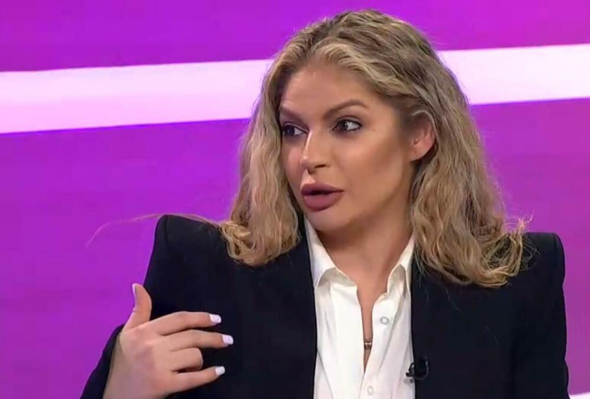 Pevačica rešila svima da pokaže kako rade filteri: Snimila lice pre i posle!