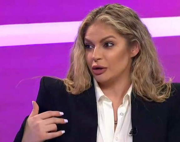 Pevačica rešila svima da pokaže kako rade filteri: Snimila lice pre i posle!
