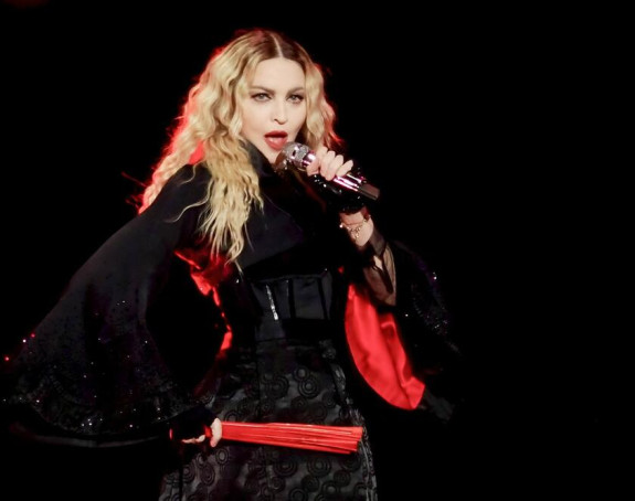 Madona u kožnom šorcu sa krstom oko vrata i polugolom zadnjicom: Fanovi zgroženi!