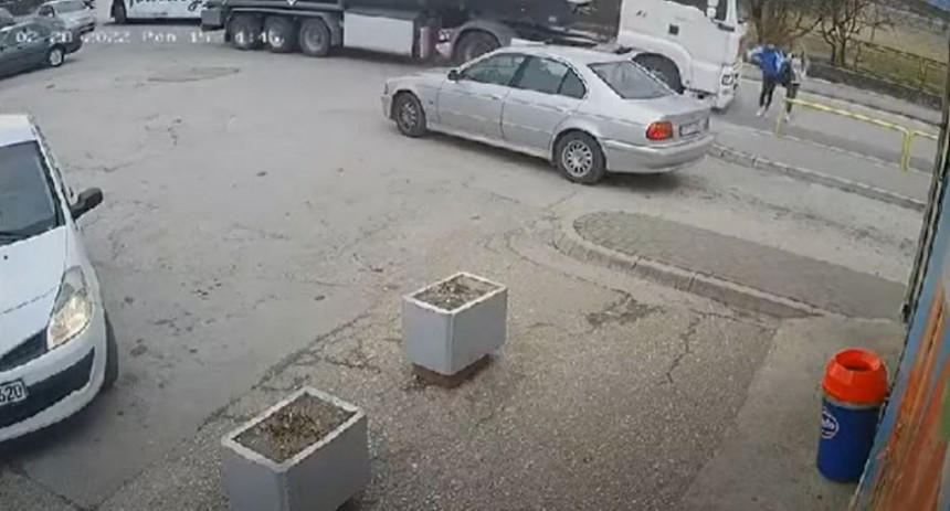 Узнемирујући видео: Двије дјевојчице ударио камион